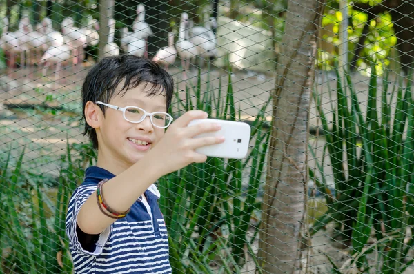 Młody chłopak zrobić zdjęcie przez smartphone — Zdjęcie stockowe