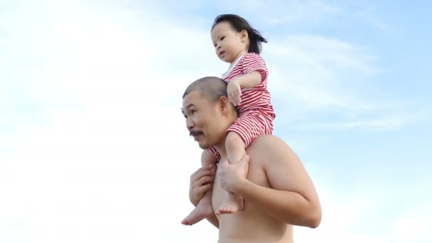 Menina feliz nos ombros de seu pai — Vídeo de Stock