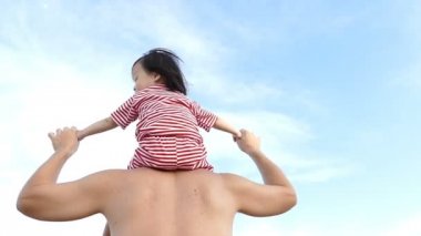 Mutlu küçük kız babasının omuzlarında