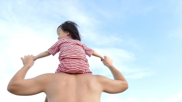 Glückliches kleines Mädchen auf den Schultern ihres Vaters — Stockvideo