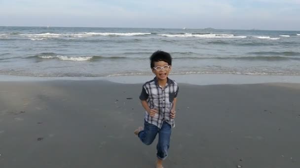 Boy run and smiles on beach,slow motion — Stock Video