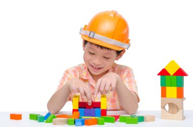 Çocuk blok masada oynarken kask ile