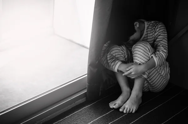 床に座って悲しい少年 — ストック写真