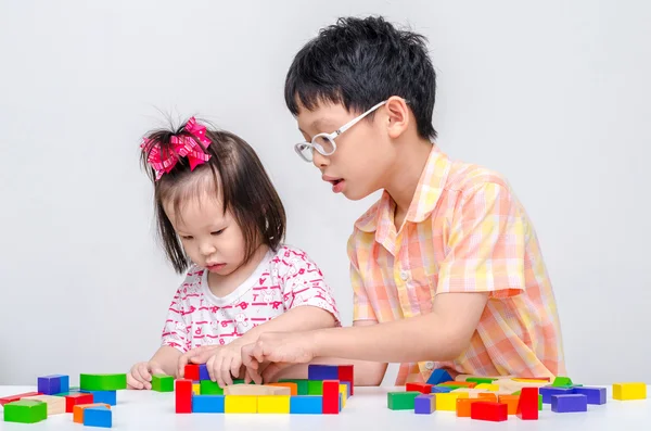 Kinderen spelen blok samen thuis — Stockfoto