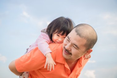 Babası onun çocuğuna açık mutlu