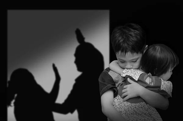 Çocuk arka planda mücadele onun veli ile