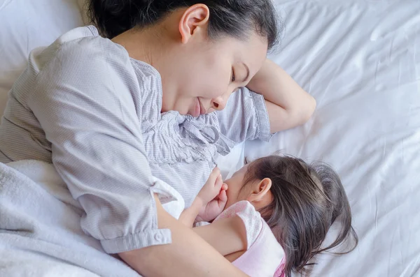 Mutter stillt ihr Kind — Stockfoto