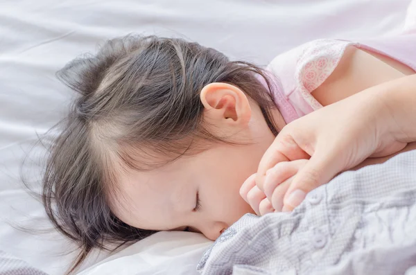 Chica durmiendo después de amamantar — Foto de Stock