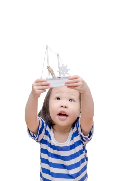 Küçük Asyalı kız beyaz tekne oyuncak ile — Stok fotoğraf