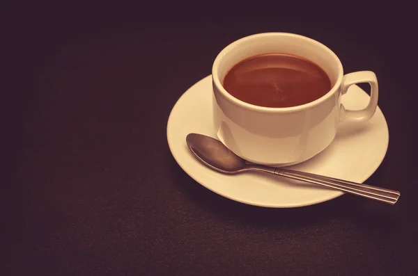 Xícara de café com colher na mesa — Fotografia de Stock