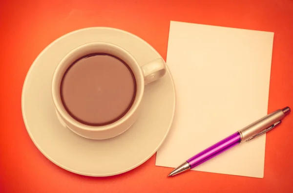 Tazza di caffè e cartoncino sul tavolo — Foto Stock