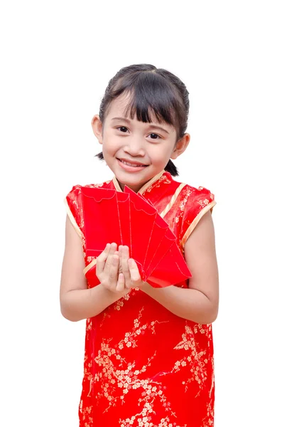 Menina em vestido chinês tradicional segurando pacote vermelho — Fotografia de Stock
