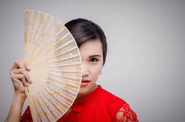 Schöne Frau mit Fächer — Stockfoto