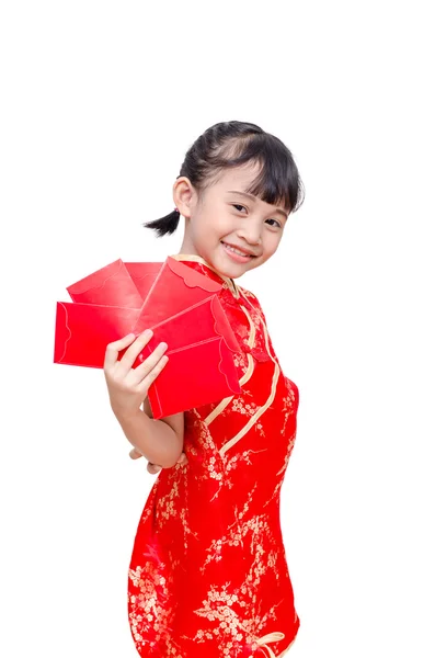 Menina em chinês vestido tradicional segurando pacote vermelho — Fotografia de Stock