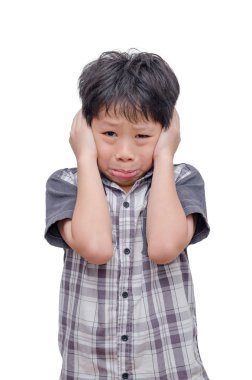 Çocuk eller tarafından kulakları kapatmak