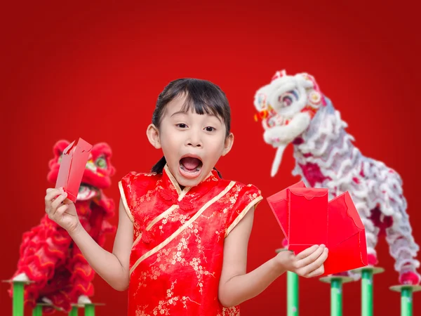 Girl holding red packet money — Stock Photo, Image