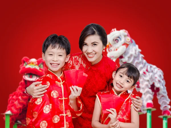 亚洲家庭持有的红包钱 — 图库照片