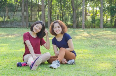 egzersiz sonrası çim sahada oturan kızlar