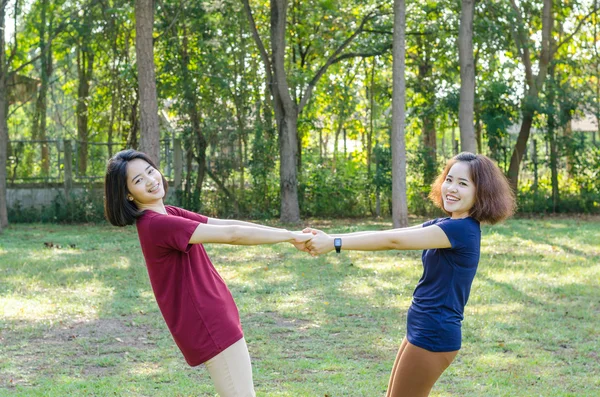 Mulheres fazendo exercício no parque — Fotografia de Stock