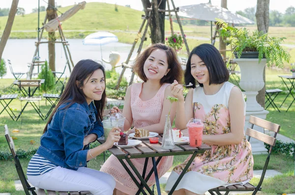 Vrouwen genieten van eten en samen praten — Stockfoto