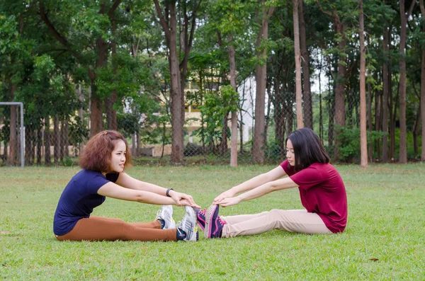 在公园锻炼的两名亚洲妇女 — 图库照片