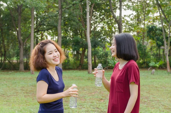 Niñas beber agua después de hacer ejercicio — Foto de Stock