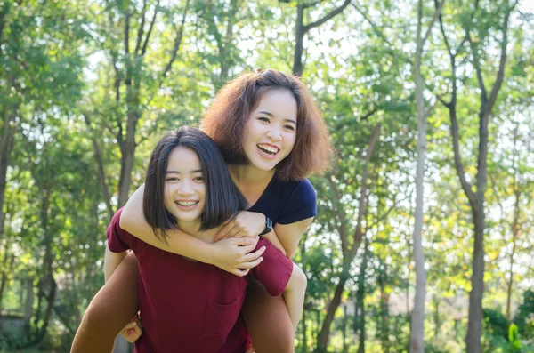 Азіатські жінки посміхаючись в парку — стокове фото