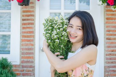 Çiçek buketi ile güzel kız