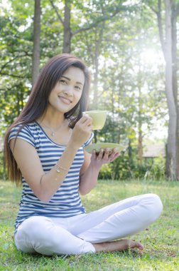 kadın parkta kahve içme