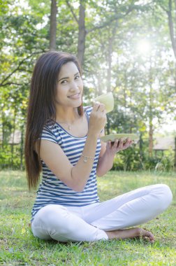 Kahve içen güzel kadın.