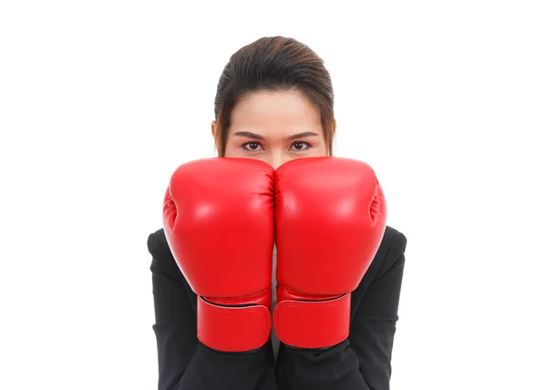 Asiatiska affärskvinna med boxningshandskar i guard positionen isolat — Stockfoto