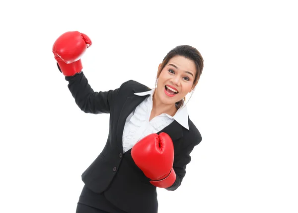 Asiatique femme d'affaires avec des gants de boxe poinçonnage isolé sur whi — Photo