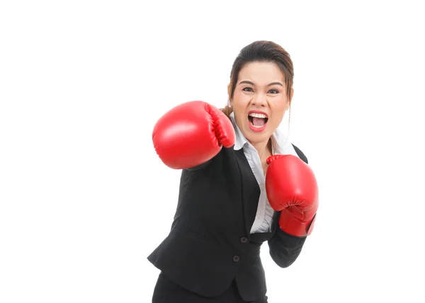 Asiatiska affärskvinna med boxhandskar stansning isolerad på whi — Stockfoto