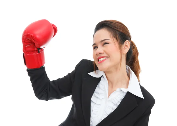 Asiatique femme d'affaires avec des gants de boxe isolé sur fond blanc — Photo