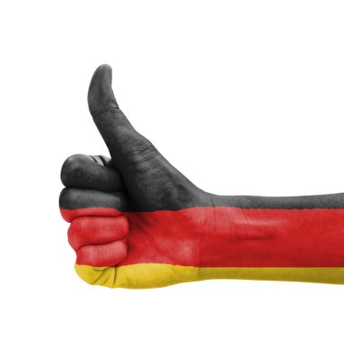 El başparmak, mükemmellik sembolü olarak boyalı Almanya bayrağı ile