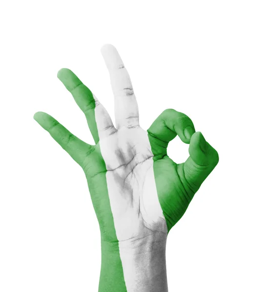 Hand machen ok Zeichen, Nigeria-Flagge als Symbol der besten Qualität gemalt — Stockfoto