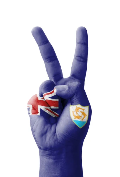 Mão fazendo o sinal V, bandeira de Anguilla pintada como símbolo de victo — Fotografia de Stock