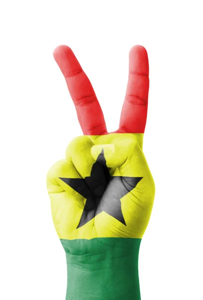 Main faisant le signe V, drapeau du Ghana peint comme symbole de victoire , — Photo