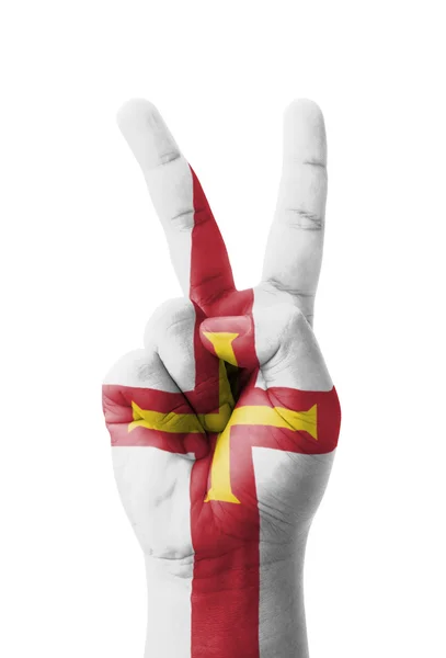 Hand att göra V-tecknet, Guernsey flagga målade som symbol för victo — Stockfoto