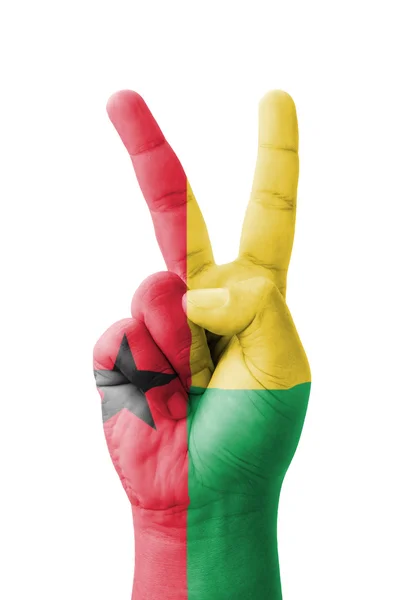 Hand beim Herstellen des V-Zeichens, Flagge von Guinea-Bissau als Symbol für — Stockfoto