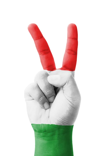 Fatto a mano il segno V, bandiera ungherese dipinta come simbolo di vincitore — Foto Stock