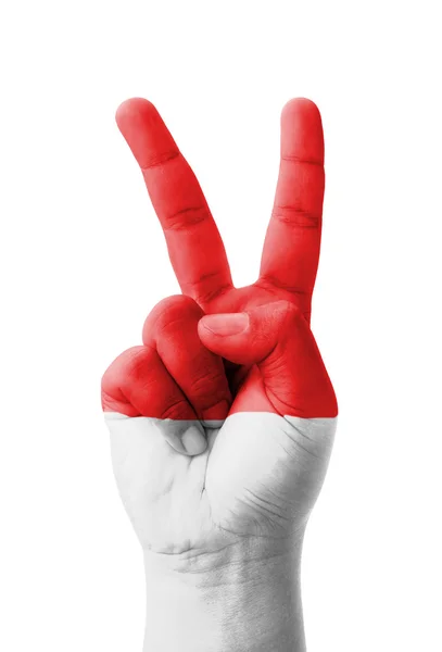 Mão fazendo o sinal V, bandeira da Indonésia pintada como símbolo da vitória — Fotografia de Stock