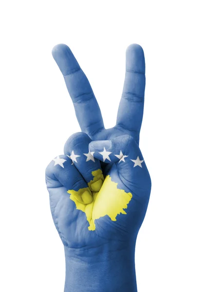 Mano haciendo el signo V, bandera de Kosovo pintada como símbolo de victoria —  Fotos de Stock