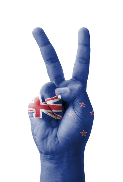 Ręka Dokonywanie znak V, flaga Nowej Zelandii malowane jako symbol VI — Zdjęcie stockowe