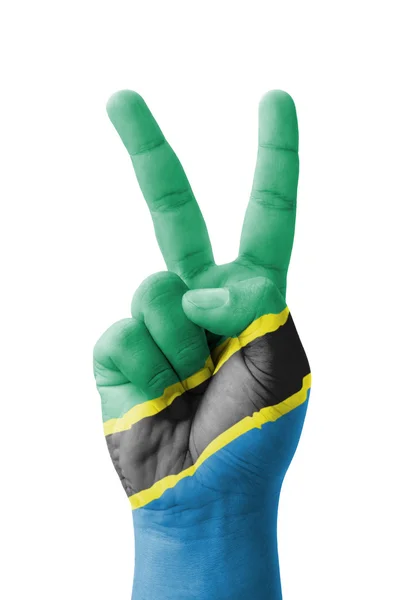 손으로 V 사인 빅토의 상징으로 그려진 탄자니아 깃발 만들기 — 스톡 사진