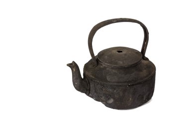 Beyaz arka plan üzerinde izole eski isli su ısıtıcısı