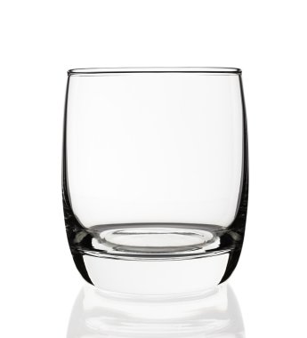 Boş bardak beyaz arkaplanda izole edildi