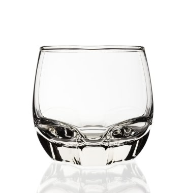 Boş bardak beyaz arkaplanda izole edildi