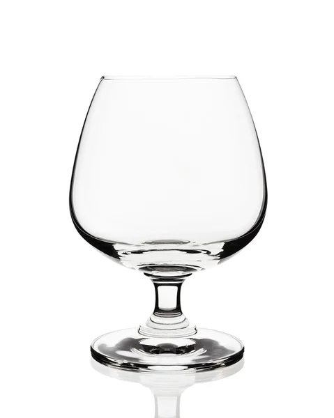 하얀 배경에 분리되어 있는 텅 빈 와인 잔 — 스톡 사진