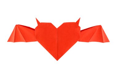 Origami beyaz arka plan üzerinde izole kalp boynuzlu